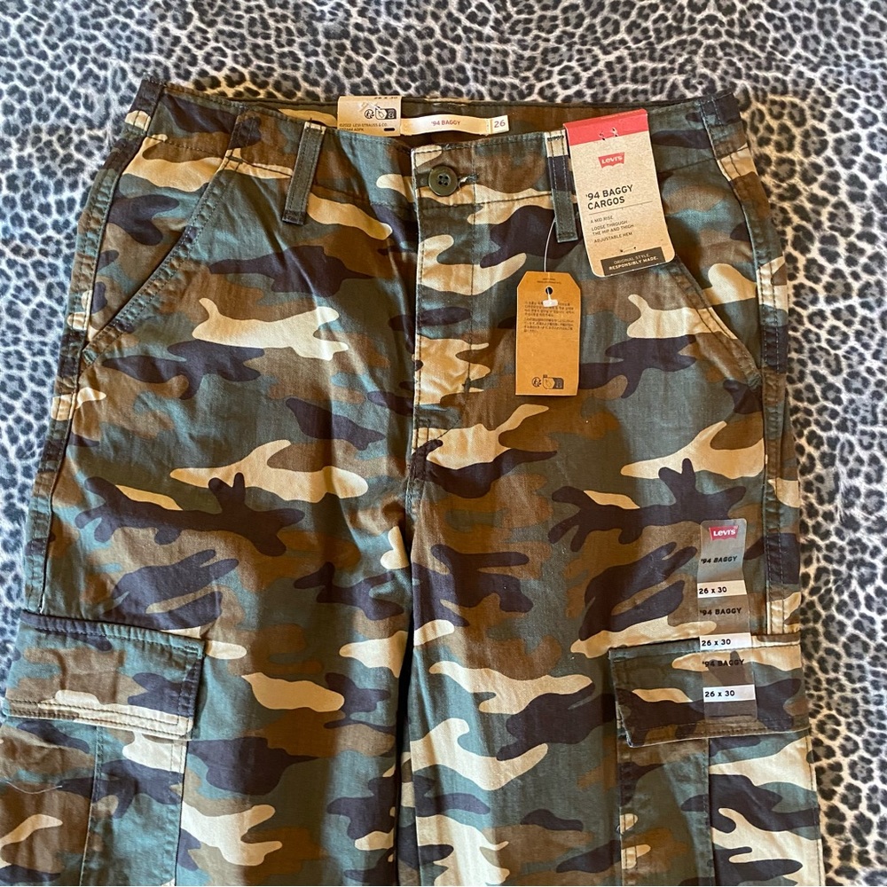 Levi's Mid-Rise '94 Baggy Cargo
Wide Leg Jeans - Green Emily Camo NWT - Picture 7 of 9